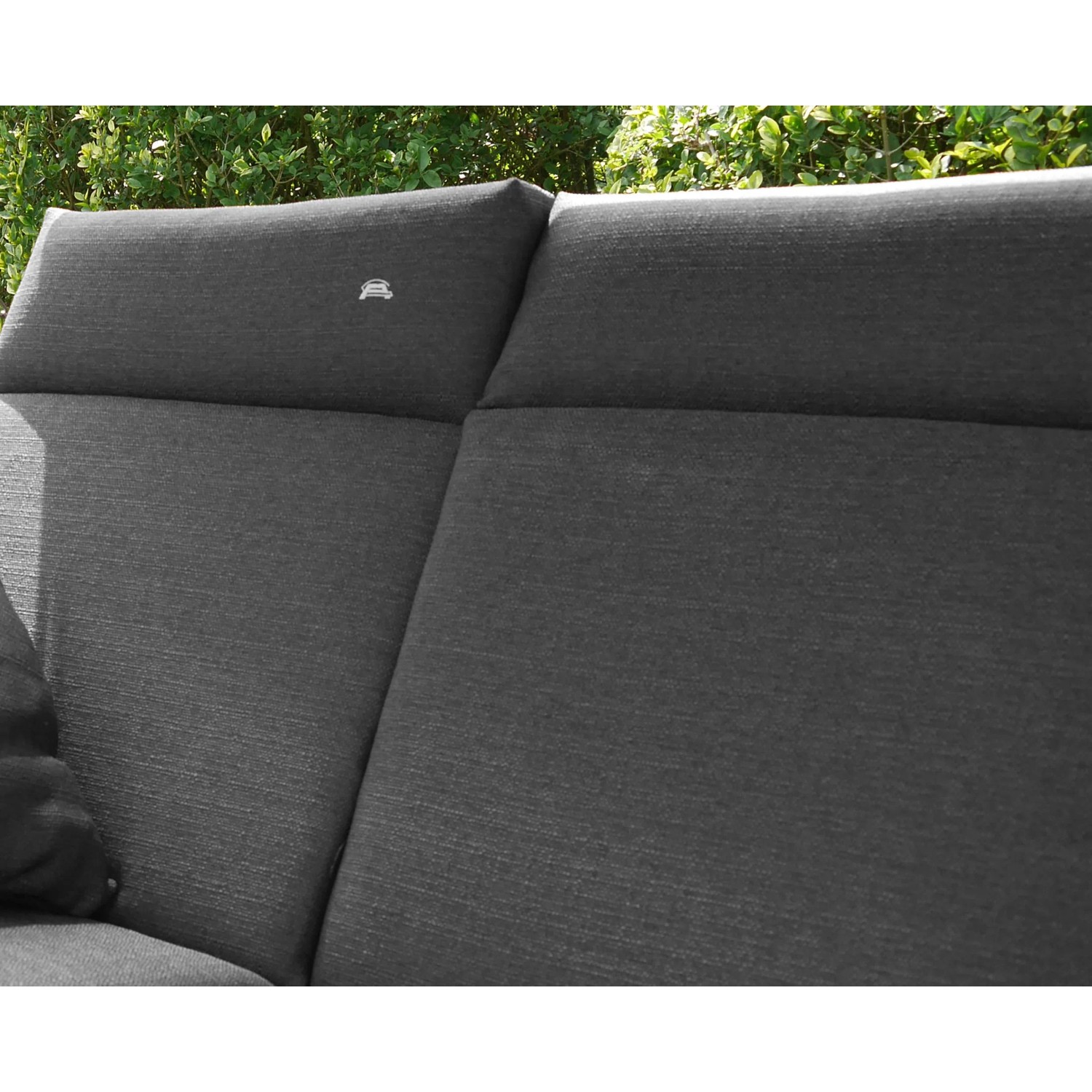 Dunkelgraue, gepolsterte Sitz- und Rückenlehne der Hollywoodschaukel Relax Smart Stone mit feiner Logo-Stickung.