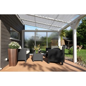 Skan Holz Seitenwand Nussbaum mit Polycarbonatplatten an Terrassenüberdachung.