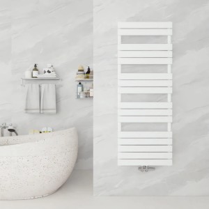 Weißer AICA Badheizkörper mit horizontalen Paneelen an heller Wand im Badezimmer. Ideal als Handtuchwärmer.