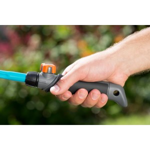 Gardena Combisystem Kleingeräte-Griff in Hand, ergonomisch geformt mit Aufhängeöse.