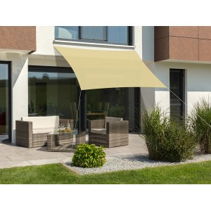 Rechteckiges, schilffarbenes Schneider Sonnensegel Lanzarote (300x250 cm) über einer Sitzecke.