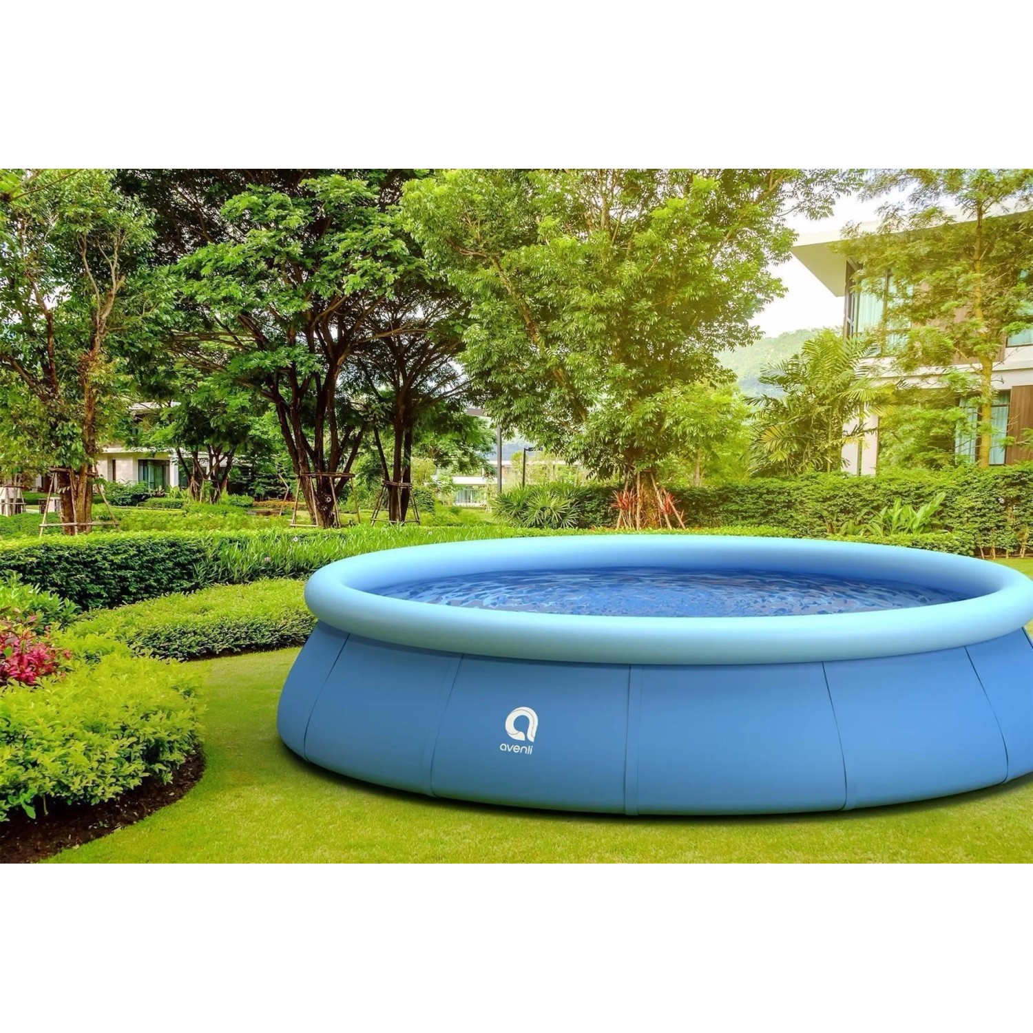 Blauer Avenli Aufstellpool, rund, Ø 420 cm, mit Filterpumpe im Garten.
