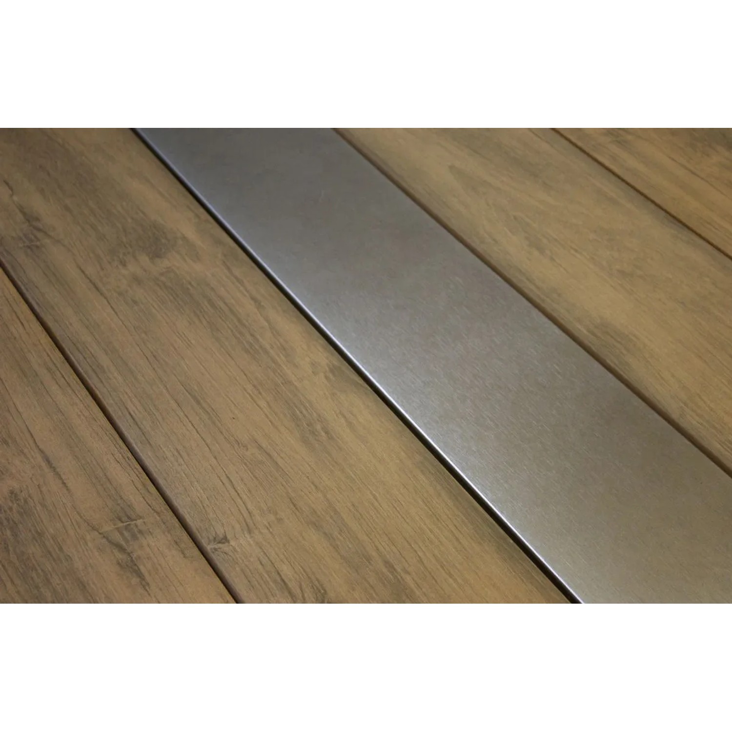 Detailansicht Tischplatte in Teakoptik mit Metalleinsatz der Tischgruppe Florence Polyrattan 7-tlg.