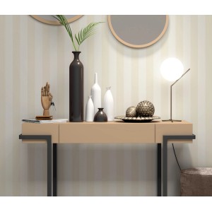 Beige Vliestapete Melissa Dylis von Erismann mit dezenten Streifen für Wohnräume.