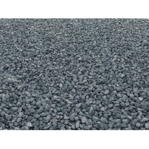 Anthrazit-grauer Basalt Splitt (8-12 mm) als Zierkies für Gartenwege, Einfahrten und Steingärten.