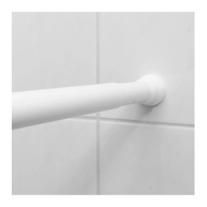 Weiße Sanilo Duschvorhangstange (90-170cm) an weiß gefliester Wand.
