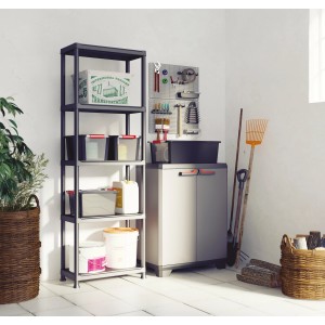 Niedriger Stilo Kunststoffschrank in Grau-Schwarz mit Regalen und Werkzeugen im Hintergrund.