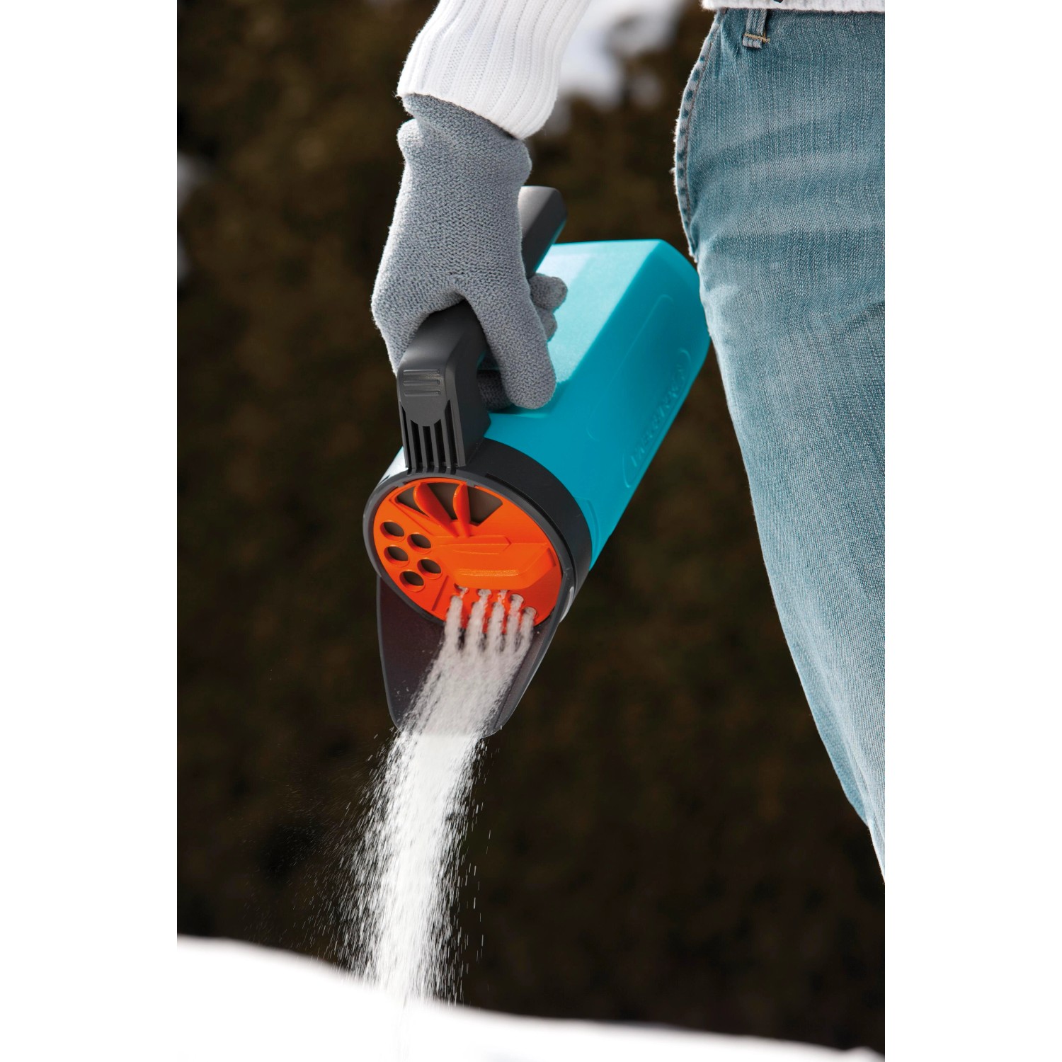 Gardena Kleinstreuer S Türkis beim Ausbringen von Streugut.