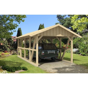 Skan Holz Carport Schwarzwald, Naturholz mit Dachschalung und Auto im Garten.