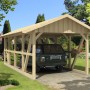 Skan Holz Carport Schwarzwald, Naturholz mit Dachschalung und Auto im Garten.