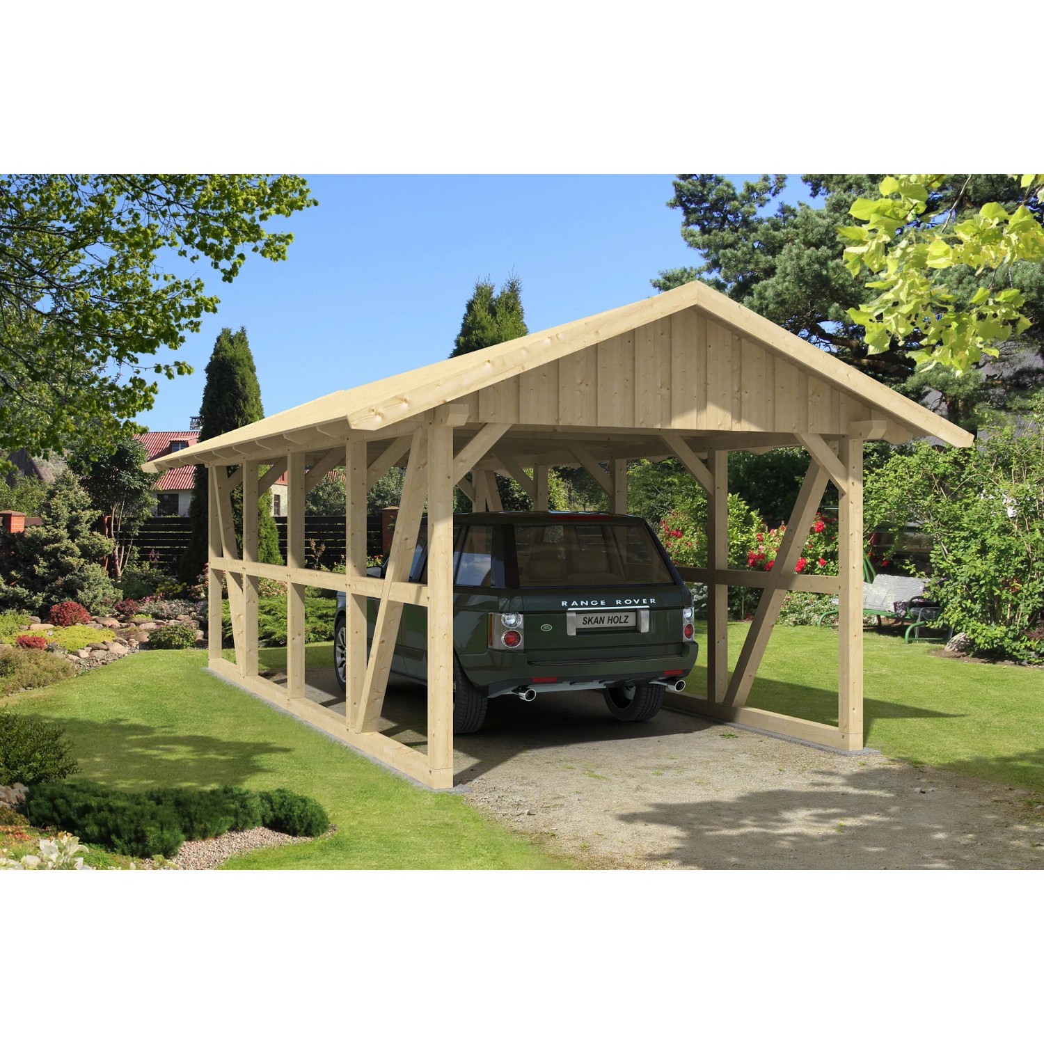 Skan Holz Carport Schwarzwald, Naturholz mit Dachschalung und Auto im Garten.
