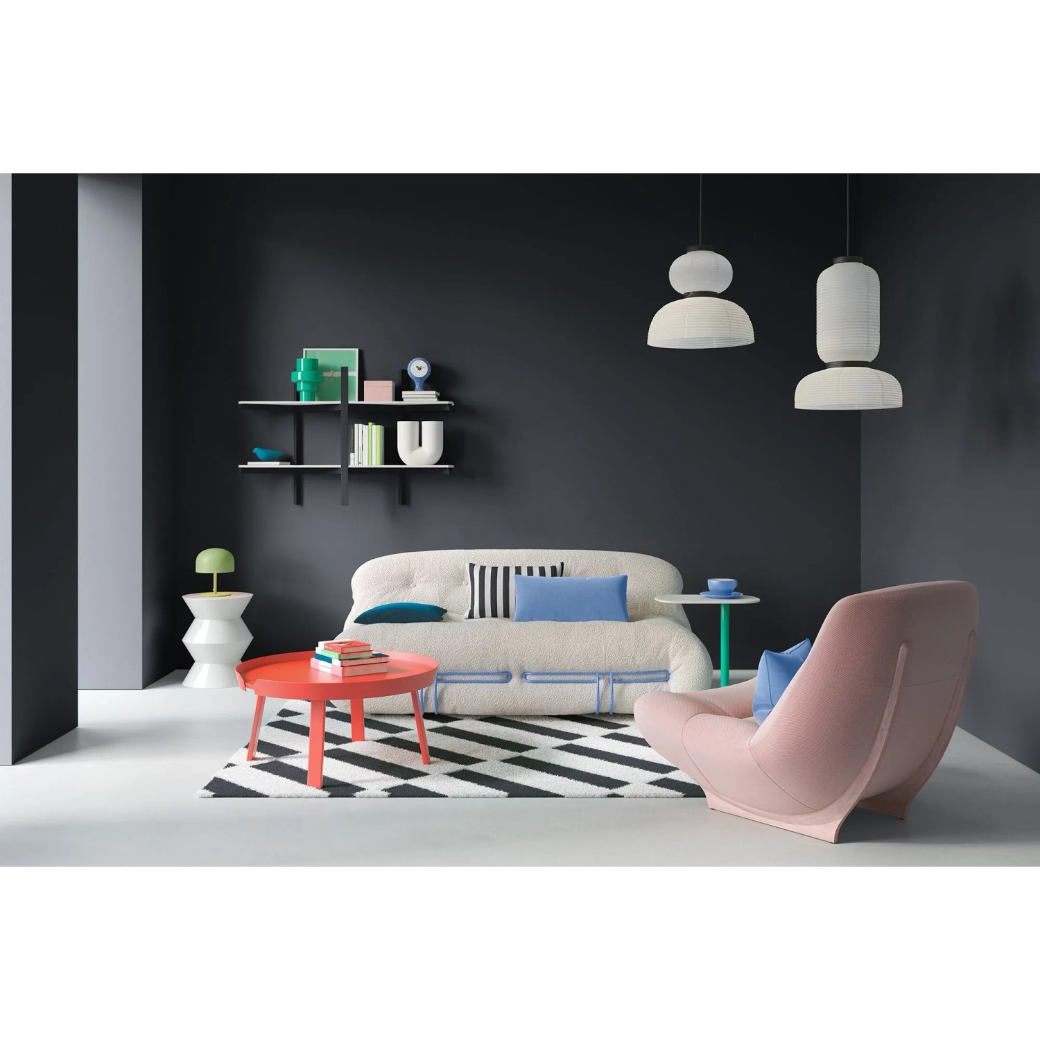 Modernes Wohnzimmer mit Wänden in matter Alpina Innenfarbe Pantone Tap Shoe Schwarz. Dunkle Wandfarbe für stilvolle Räume.