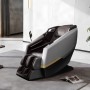 Grauer Massagesessel aus Kunstleder mit Zero-Gravity-Funktion und Touchscreen in modernem Wohnzimmer.