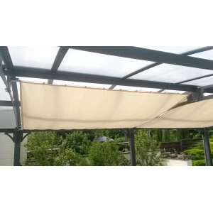 Floracord Vierecksonnensegel in Elfenbein, 330x140 cm, montiert an einer Pergola.