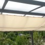 Floracord Vierecksonnensegel in Elfenbein, 330x140 cm, montiert an einer Pergola.