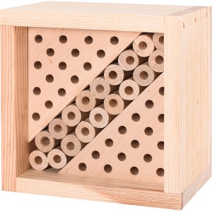 Quadratisches Insektenhotel aus Kiefernholz, 17 cm, mit verschiedenen Bohrungen und Röhren.