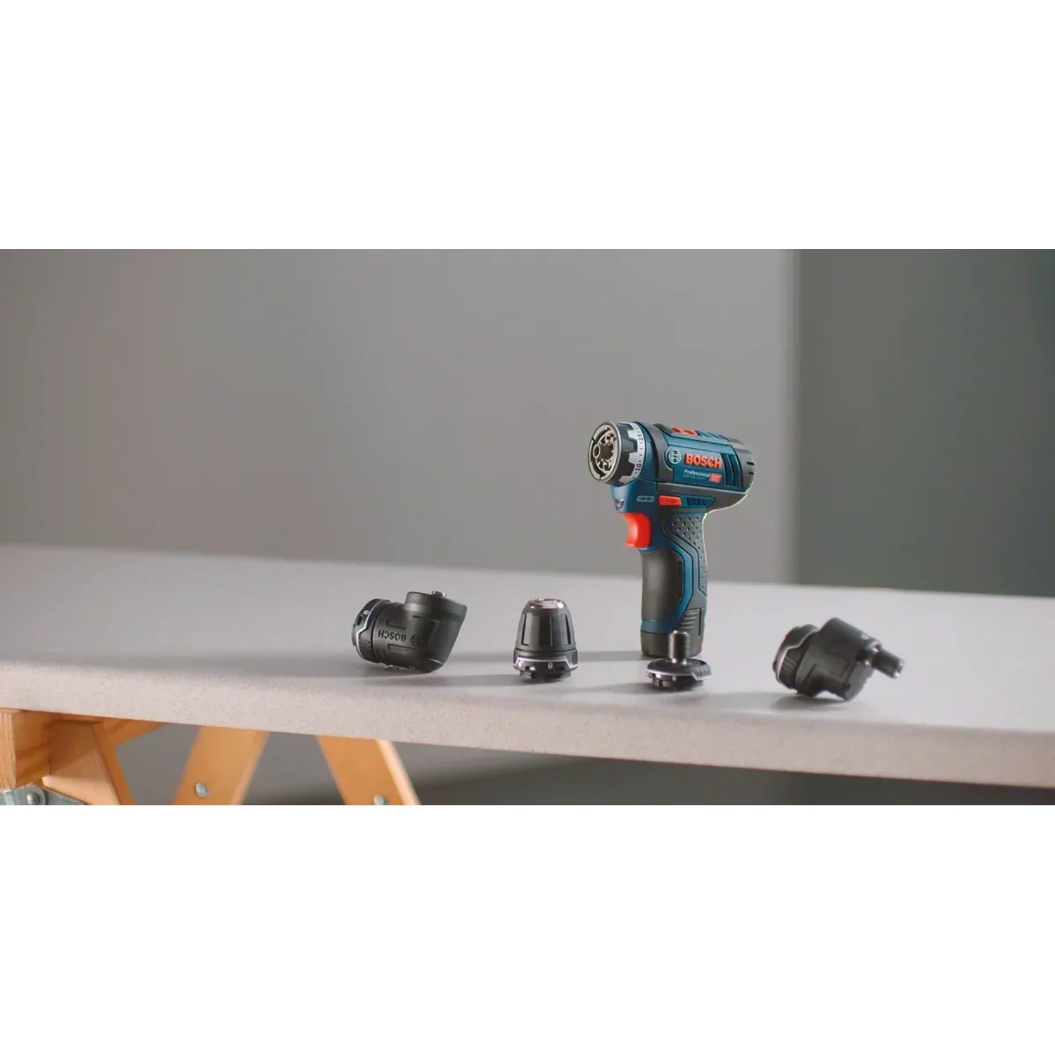 Bosch Professional Akku-Bohrschrauber GSR 12V-15 FC mit Aufsätzen und L-Boxx.