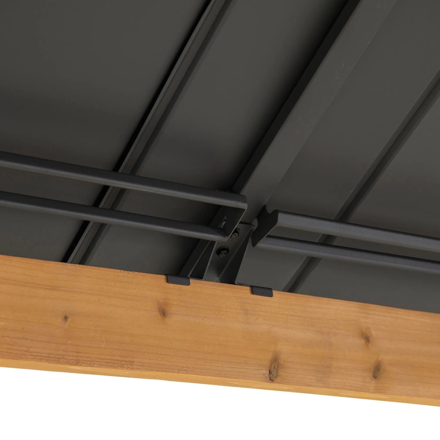 Detailansicht des anthrazitfarbenen Stahldachs und Zedernholzrahmens des Sunjoy Gazebo Rimo.