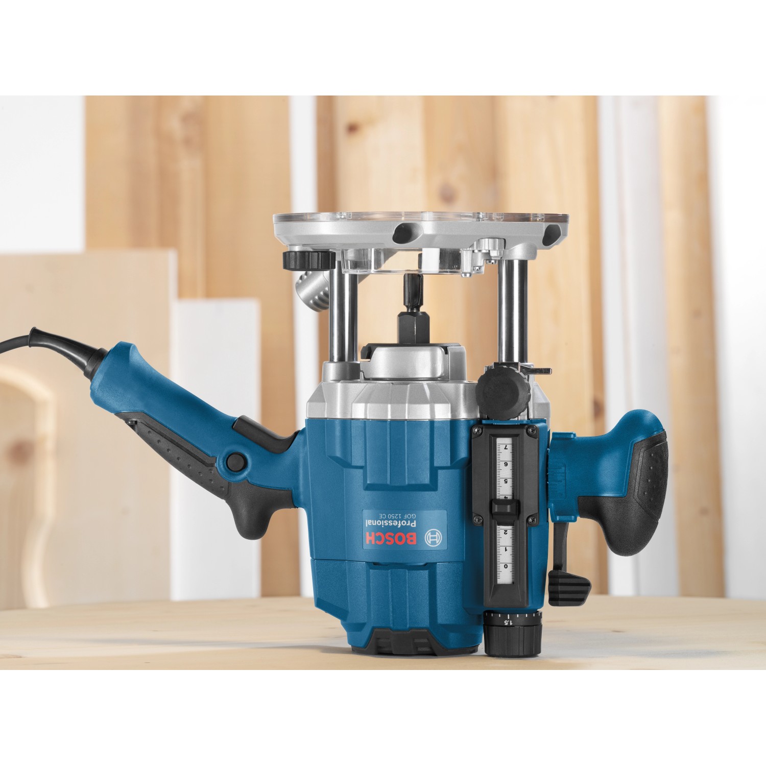 Bosch Professional GOF 1250 CE Oberfräse mit Spanner für präzise Holzarbeiten.