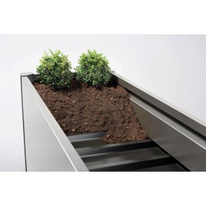 Dunkelgraues Biohort Metall-Pflanzbeet Belvedere Mini mit Erde, Pflanzen und sichtbarem Zwischenboden.