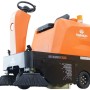 Orange-schwarze DeTec. Aufsitz Kehrmaschine DAEWOO DAS80 mit Lenkrad, Sitz und Seitenbürsten für große Flächen.