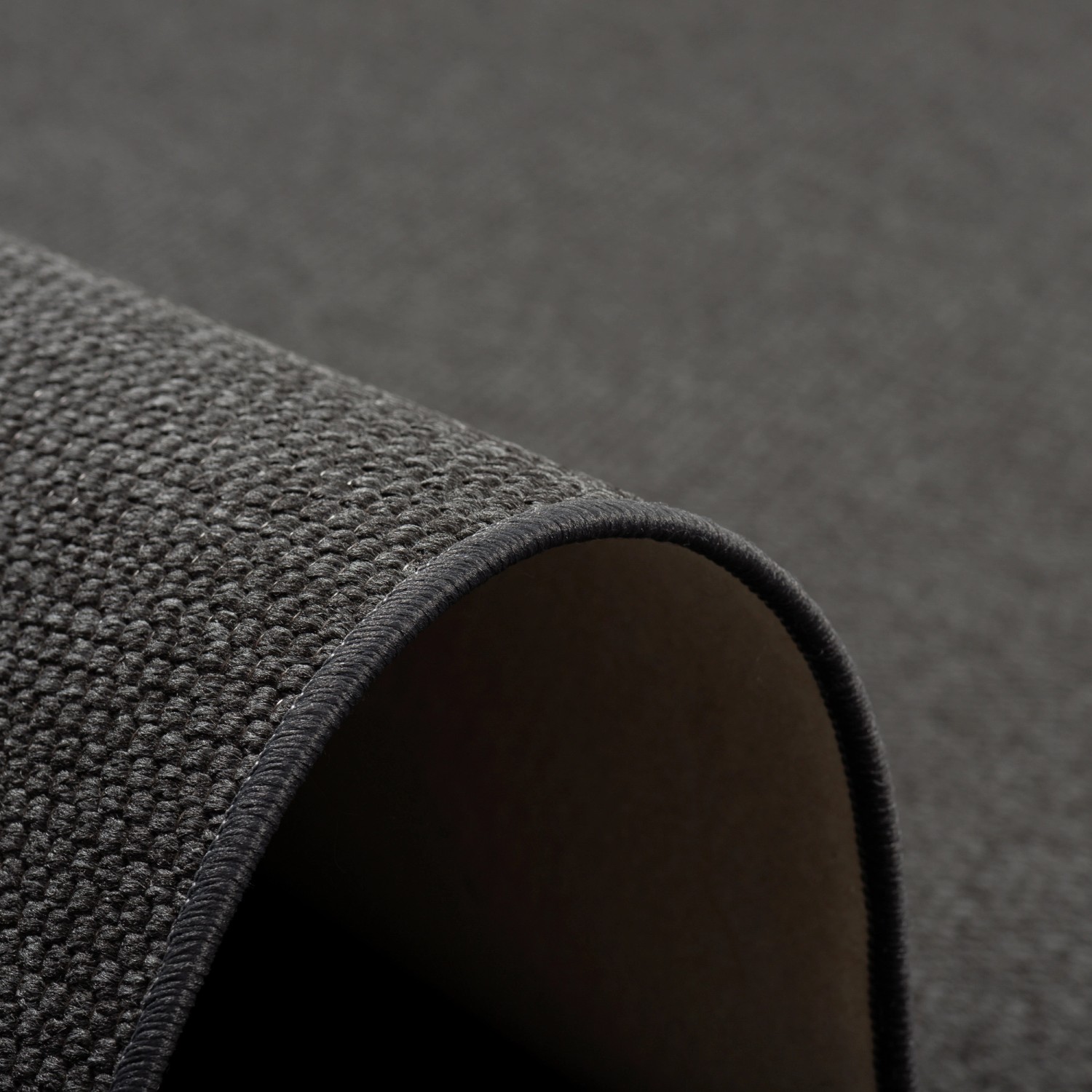 Detailaufnahme: Anthrazitfarbener Snapstyle Teppich Bentzon, Flachgewebe, 80x240cm.