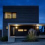 Moderne Steinel LED-Außenwandleuchte L 240 S Edelstahl am Haus mit Bewegungsmelder.
