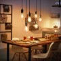 Esstisch mit Philips Hue Filament Leuchtmittel E27 A60 im Vintage-Look, warmweißes Licht.