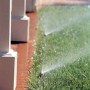 Bewässerung mit Rain Bird Versenkregner: Sprüher im Rasen, der Wasser versprüht.