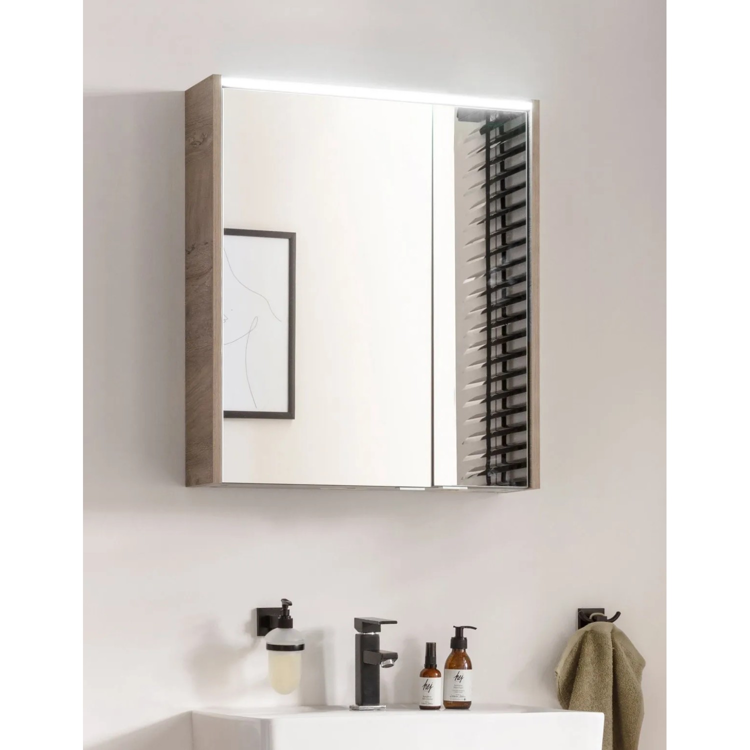 Fackelmann Spiegelschrank Eiche Natur, 60 cm breit, mit Softclose-Türen und Beleuchtung.