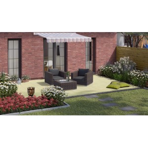 Verlegte, beige Feinsteinzeug Terrassenplatten Manhattan 60x60 cm mit Sitzgruppe auf Terrasse.