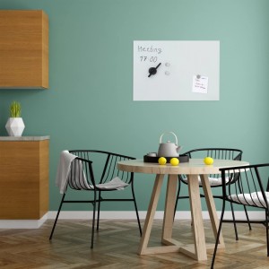 Weißes Relaxdays Glas Magnetboard (60x40 cm) im Büro über einem Tisch mit Teekanne und Zitronen.