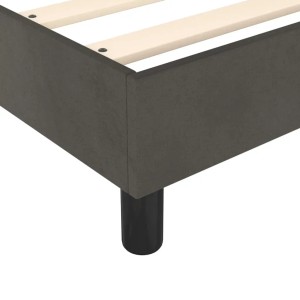 Detailansicht Boxspringbett, dunkelgrauer Samtbezug, Holzlattenrost und schwarze Füße.