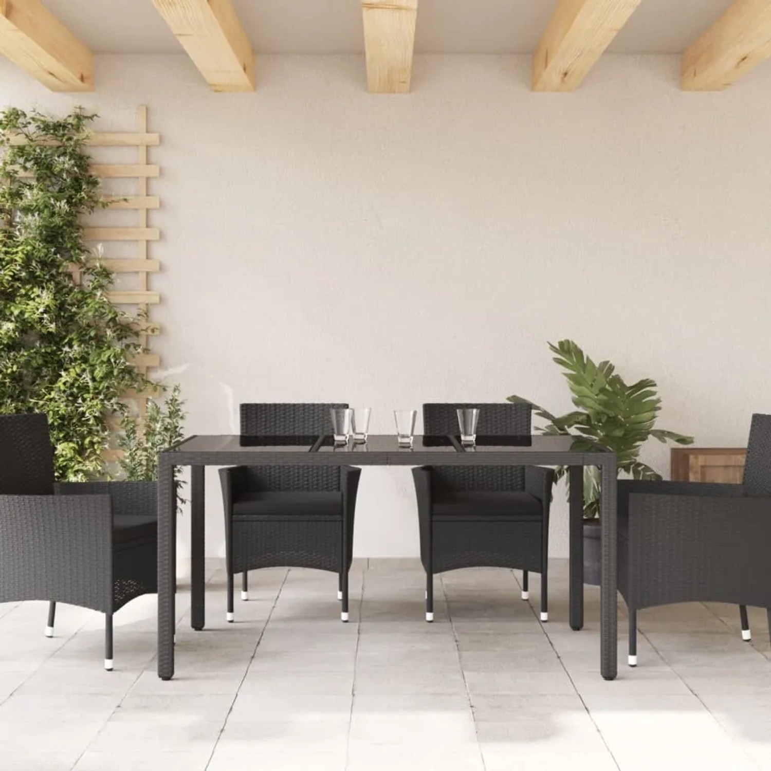 Schwarzer vidaXL Gartentisch mit Glasplatte, 150x90 cm, aus Poly Rattan.
