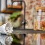 Weißer Shelly Smart-Stecker Plug S Gen3 zur Hausautomation mit matter Unterstützung.