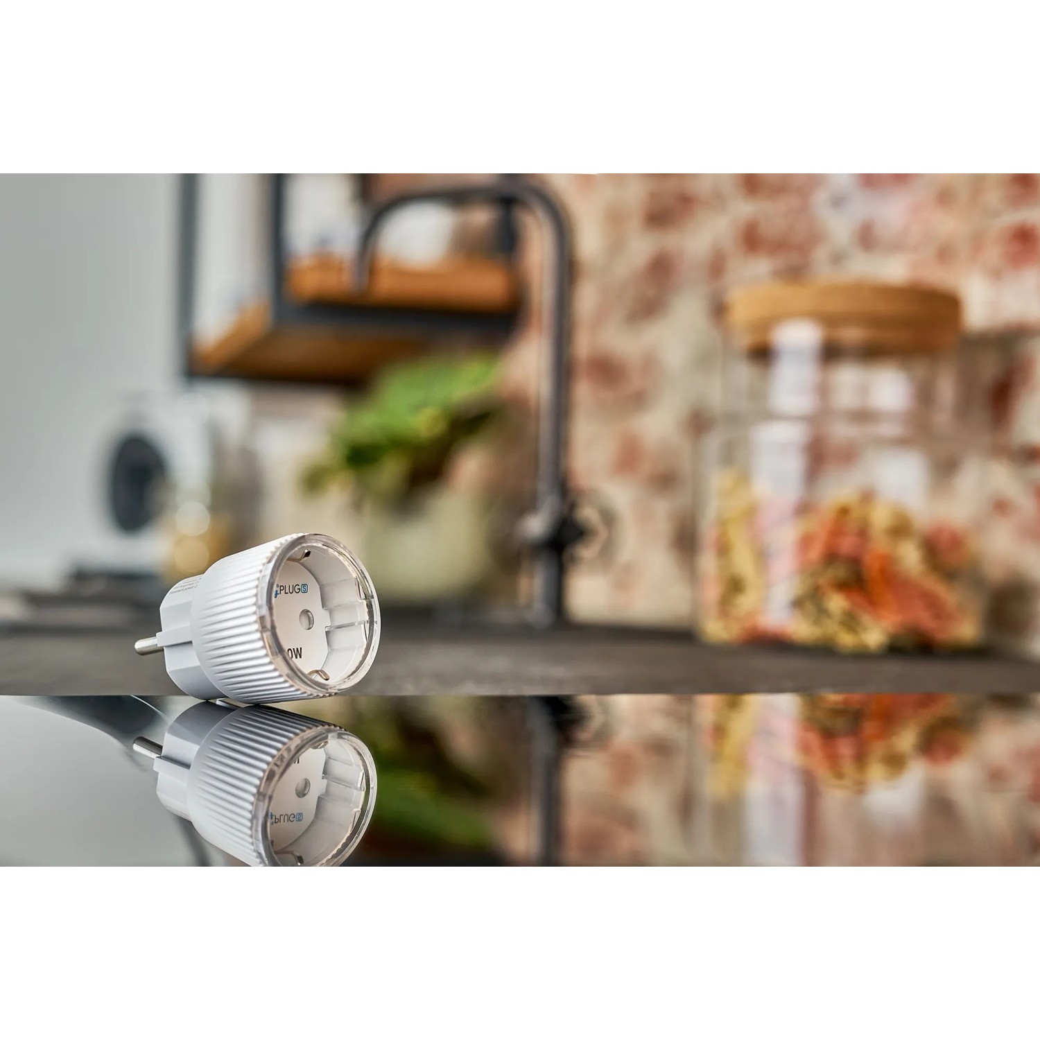 Weißer Shelly Smart-Stecker Plug S Gen3 zur Hausautomation mit matter Unterstützung.