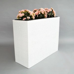 Weißer XXXL Polyrattan Pflanzkübel Raumteiler (106x40x84cm) mit rosa Blumen.