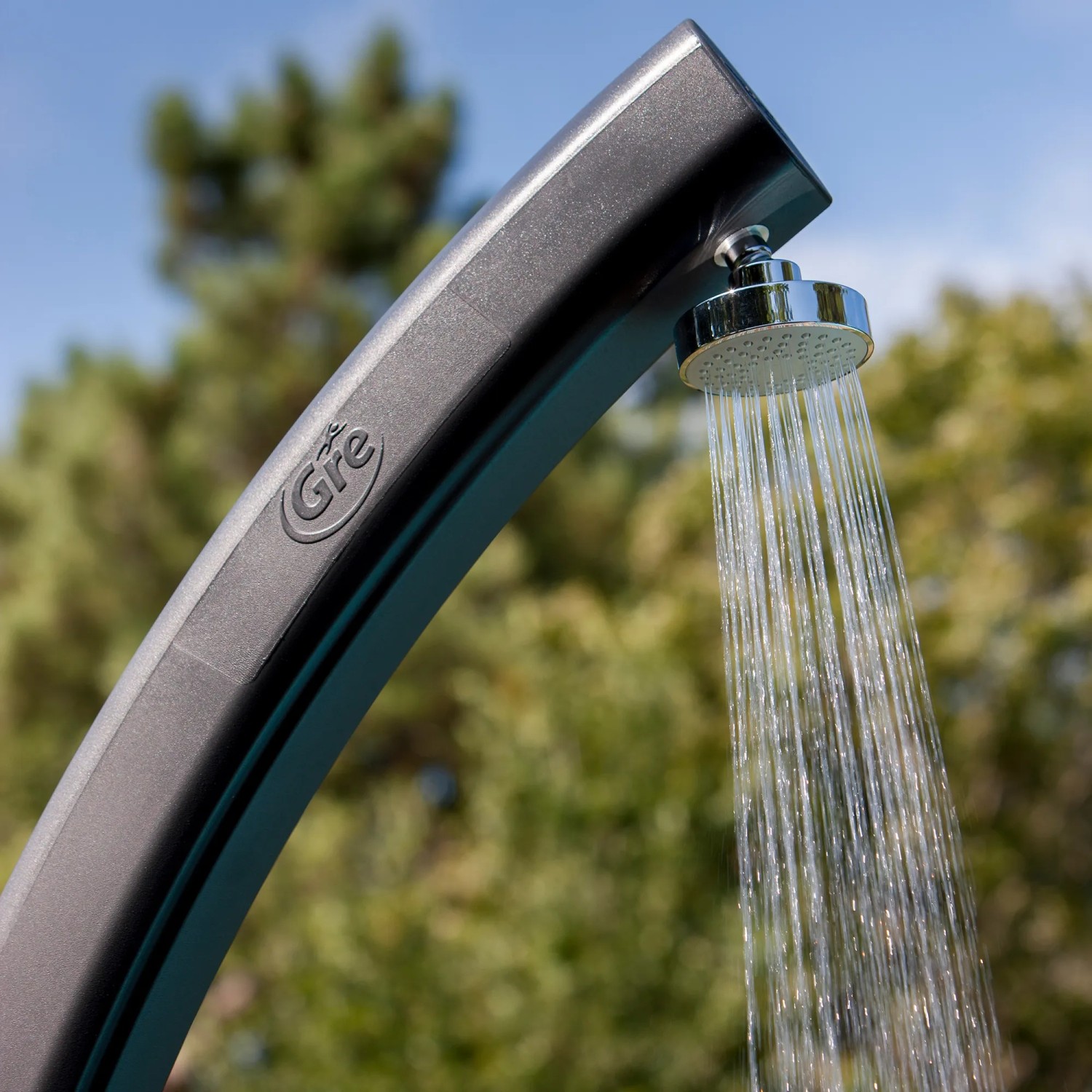 Graue Gre Solardusche mit Wasserstrahl und Fußwaschhahn im Detail.