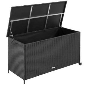 Geöffnete, schwarze Tectake Auflagenbox Kuusamo mit Rattangeflecht und Rollen.