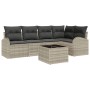 Hellgraues 6-tlg. Garten-Sofa-Set aus Poly Rattan mit Tisch und Kissen.