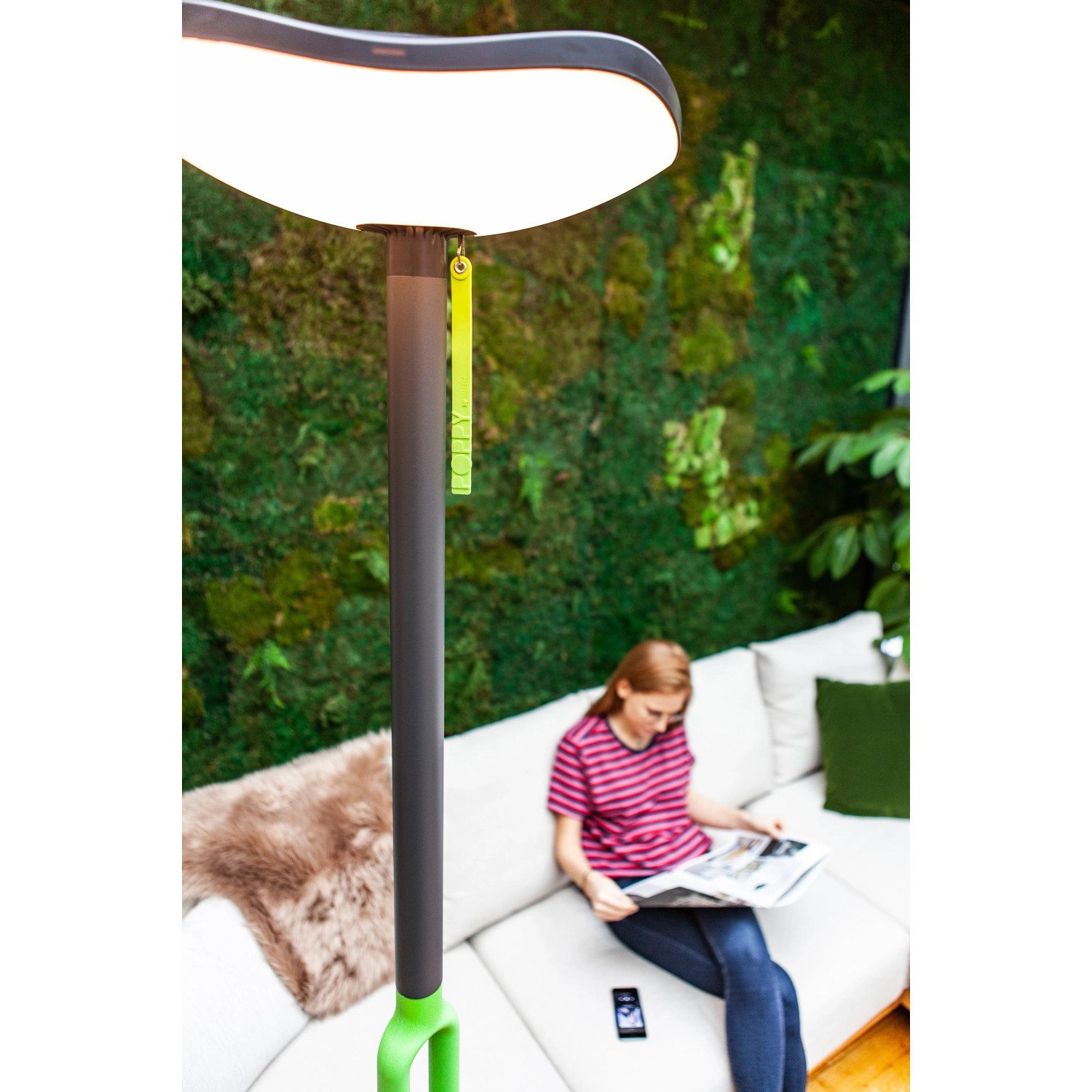 Lutec LED Solar Stehleuchte Poppy, anthrazit-grün, mit warmweisem Licht und Bluetooth Funktion.