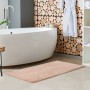 Lalee Badteppich Heaven, 40x60 cm, Taupe, im Badezimmer mit Badewanne und Dekoration.