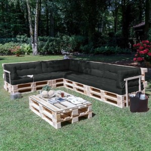 Graphitgraues Paletten-Rückenkissen auf Europaletten-Sofa im Garten. Komfortable Outdoor-Sitzauflage, 120x40cm.