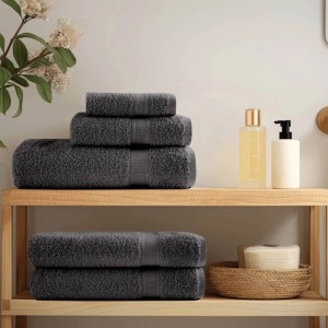 Anthrazitfarbenes 12-teiliges Handtuch-Set aus Baumwolle auf Holzregal.