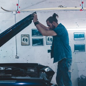 Mann in Garage mit Auto, Ski an Relaxdays Deckenhaken. Garagenhaken Set zur Deckenmontage.