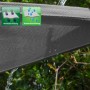 Graues, rechteckiges AMANKA Sonnensegel (1,5x2m) aus wasserdurchlässigem HDPE-Gewebe im Einsatz.