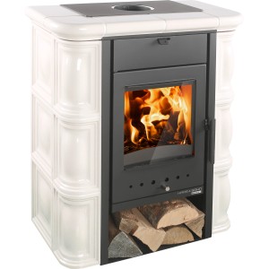 Haas+Sohn Tirol Kaminofen in Creme mit Keramikverkleidung und Holzscheiten im unteren Fach.