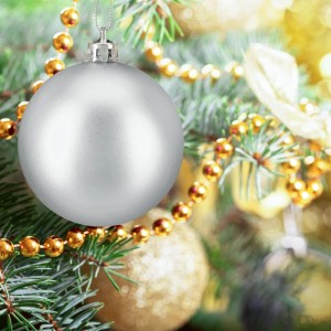 Silberne matte Weihnachtskugel aus bruchsicherem Kunststoff am Christbaum mit goldener Deko. 76er Set.