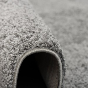 Detailaufnahme: Grauer Pergamon Hochflor Teppich Aloha, runder Langflor Teppich mit weicher Textur.