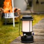 Schwarze Petromax LED-Laterne PX-LM500 für Camping mit 160h Leuchtdauer.